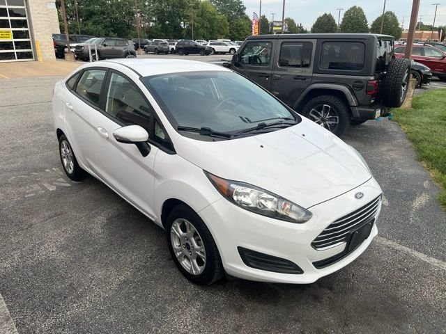 Used 2016 White Ford SE image 1