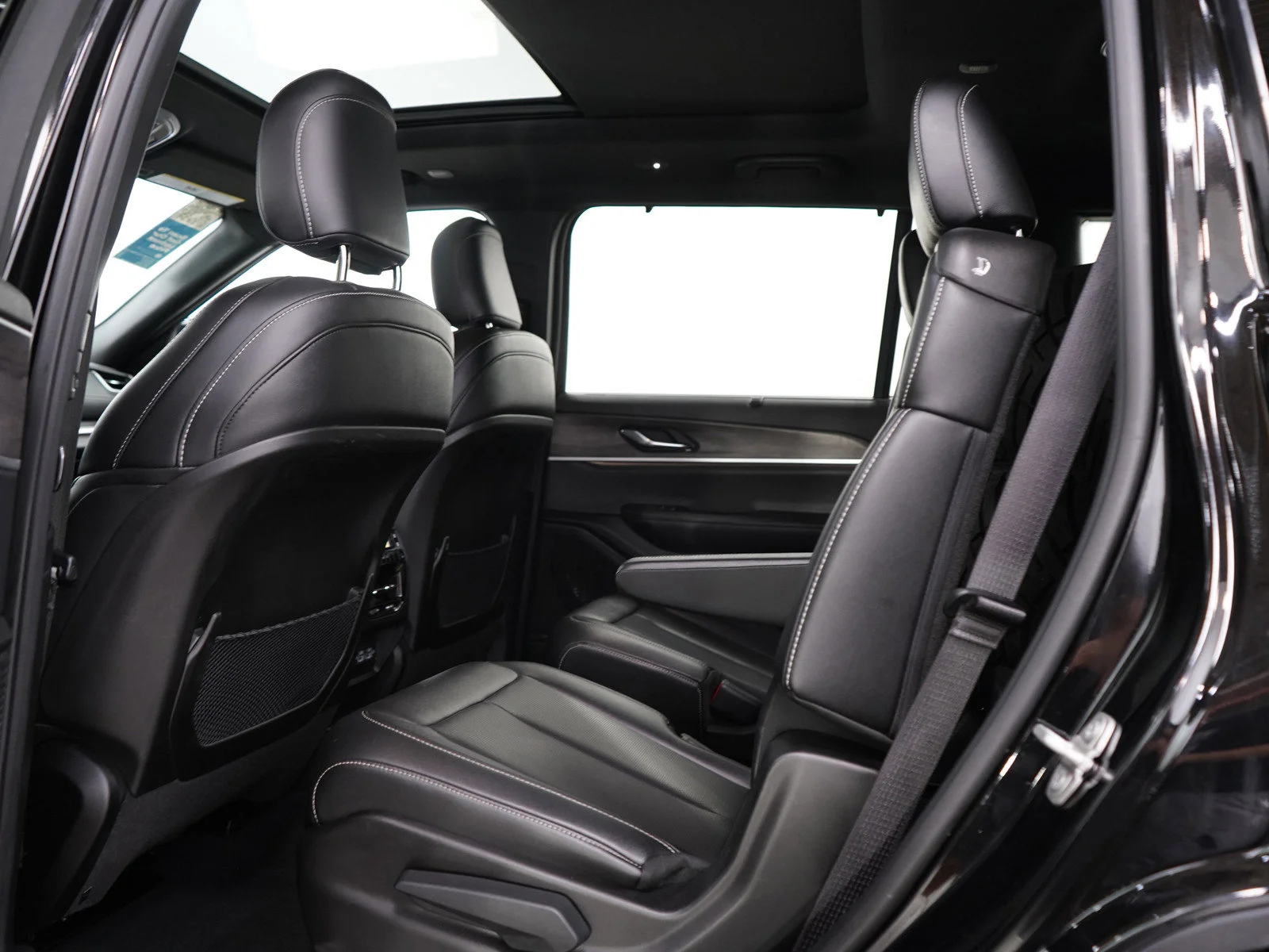 Used 2024 Diamond Black Crystal Pearlcoat Jeep Limited image 19