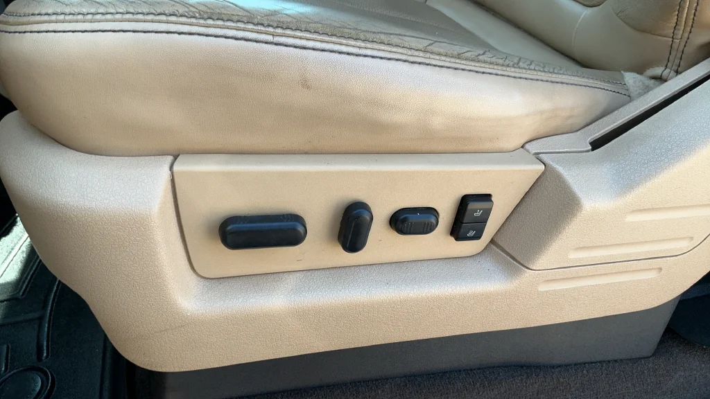 Used 2011 White Ford Lariat image 18