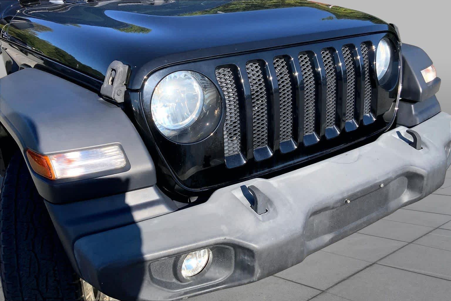 Used 2019 Black Clearcoat Jeep Sport S image 24