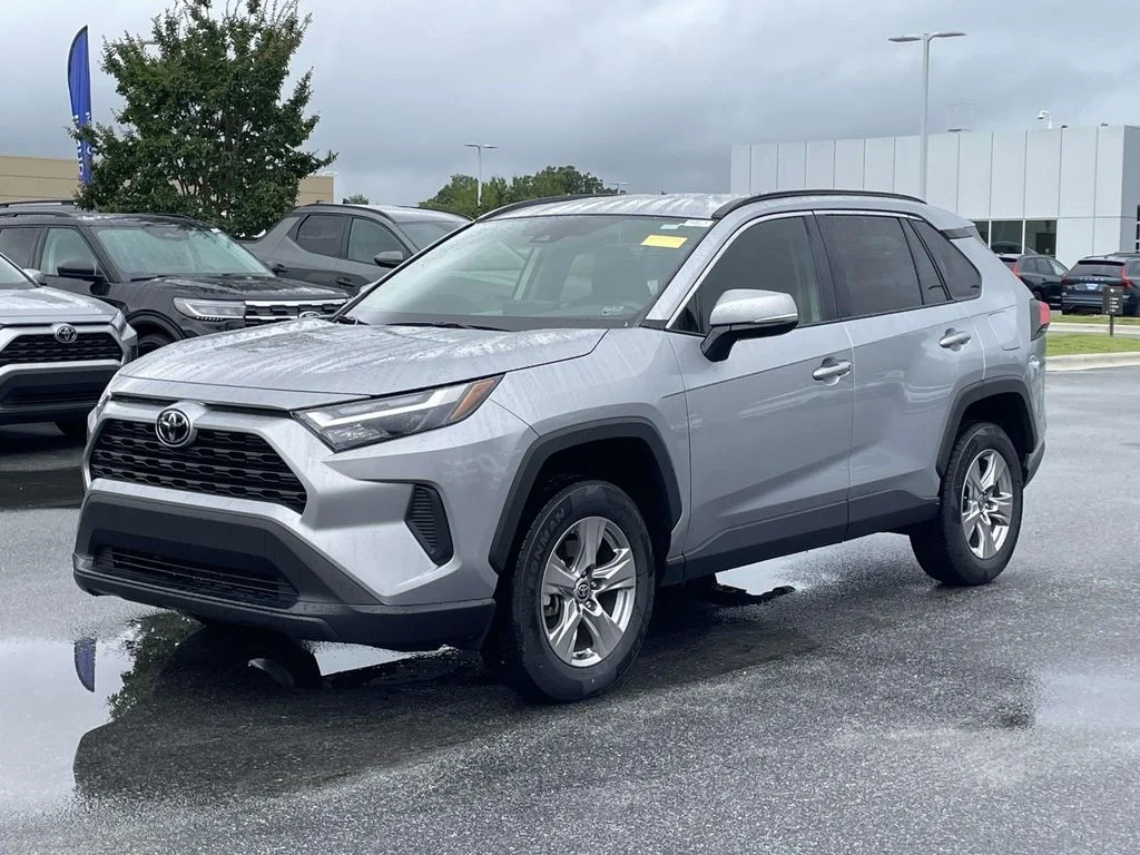 Used 2022 Silver Sky Metallic Toyota XLE image 24