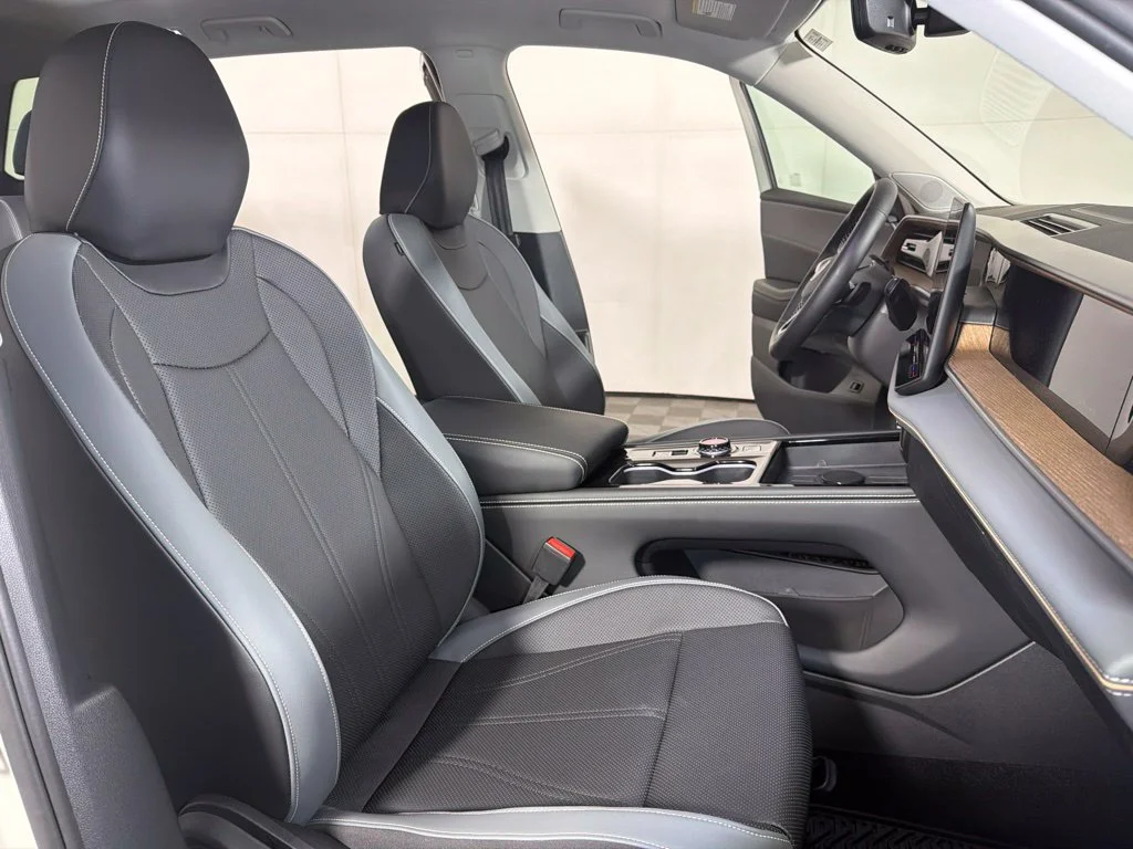 New 2027 Beige/tan Volkswagen SE w/Technology image 24