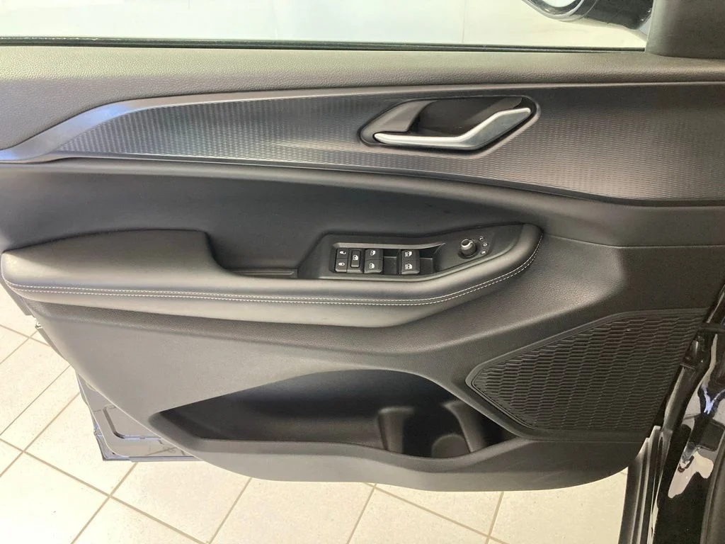 Used 2025 Black Jeep Altitude image 15