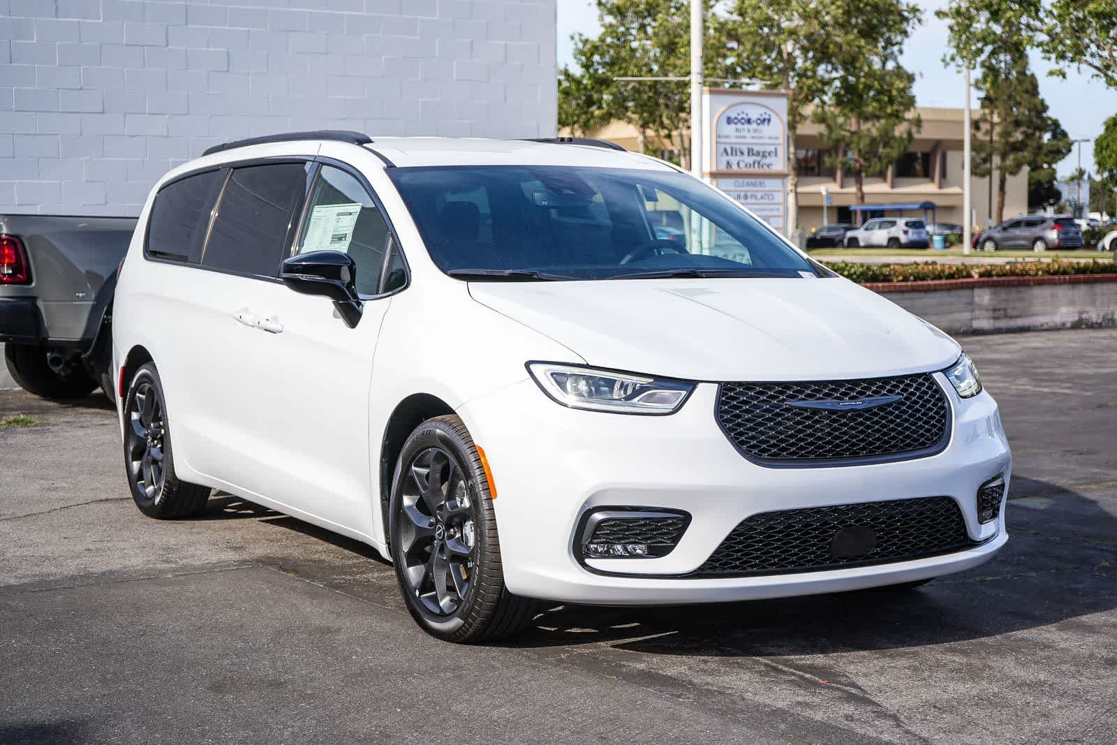 New 2026 Bright White Clear-Coat Exterior Paint Chrysler Select image 3