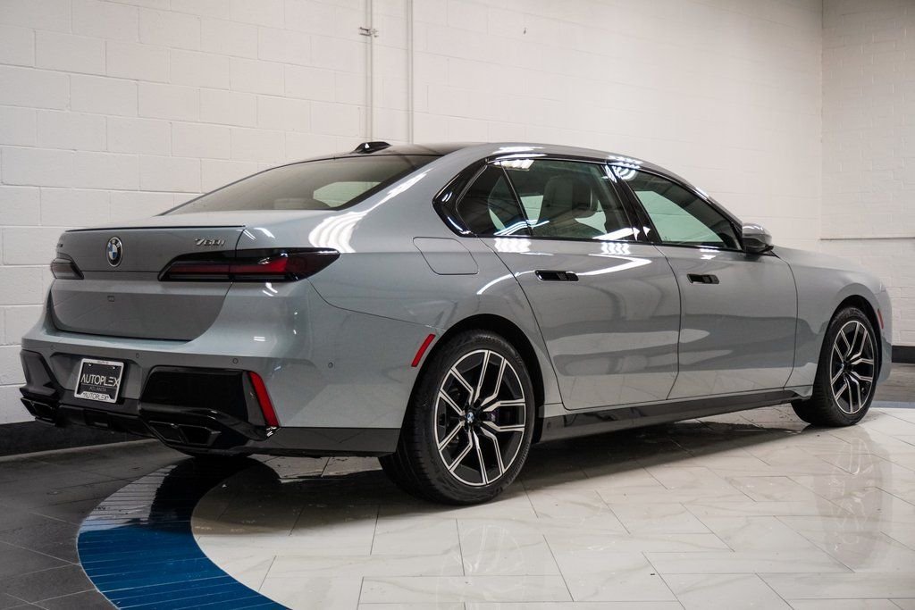 Used 2023 Gray BMW 760i xDrive image 39