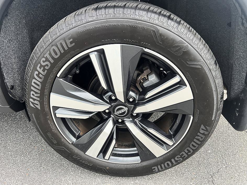 Used 2025 Champagne Silver Metallic/Super Black Nissan SL image 10