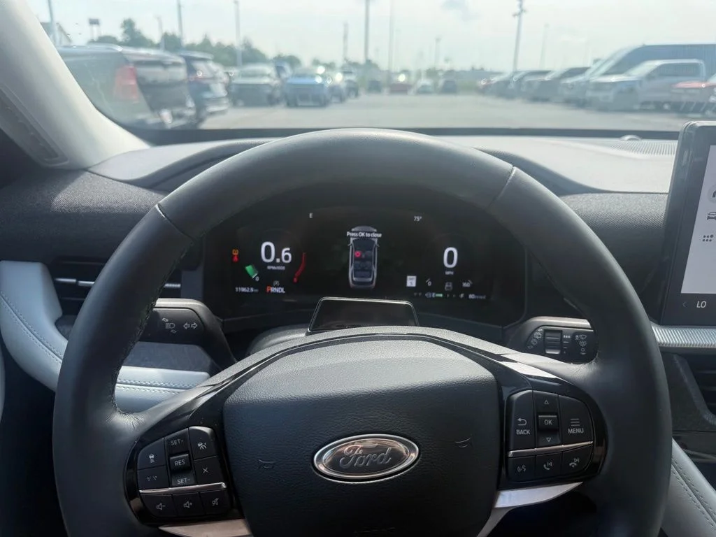 Used 2025 White Metallic Ford Platinum image 26