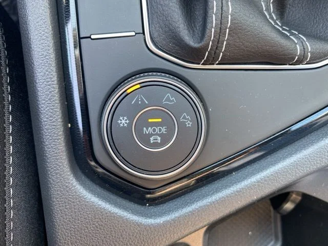 2025 Volkswagen Taos SEL - Photo 12