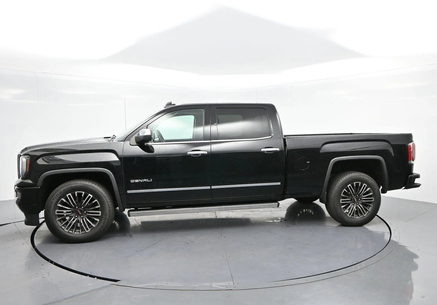 Used 2017 ONYX BLACK GMC Denali image 4