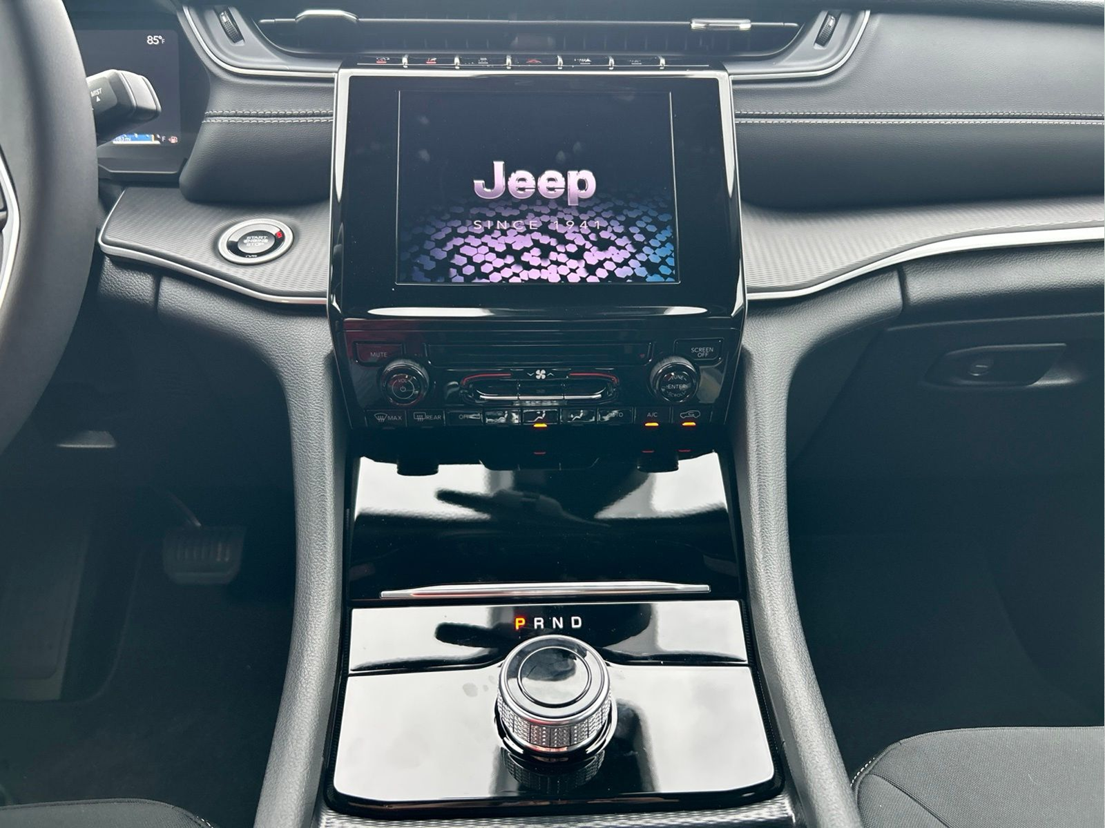 New 2026 Bright White Clear-Coat Exterior Paint Jeep Laredo image 17