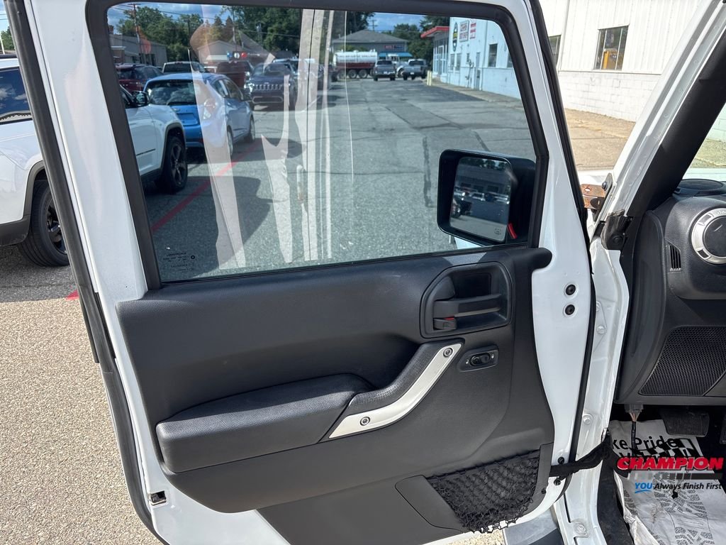 Used 2018  Jeep Unlimited Sahara image 13