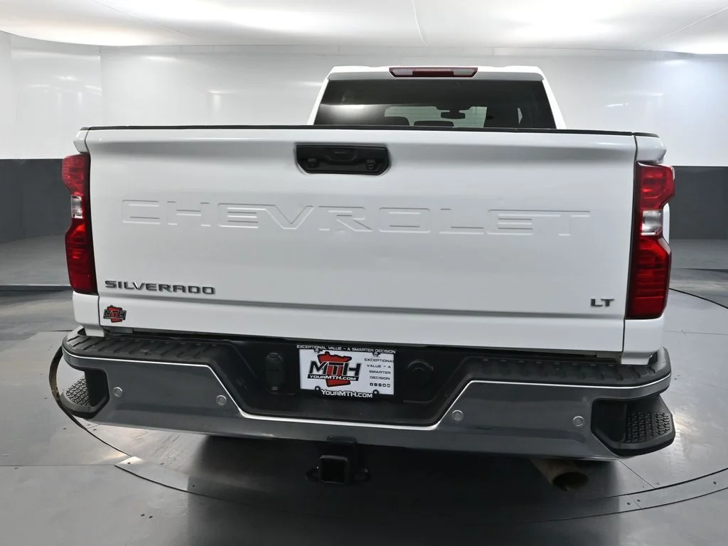 Used 2022 White Chevrolet LT image 5