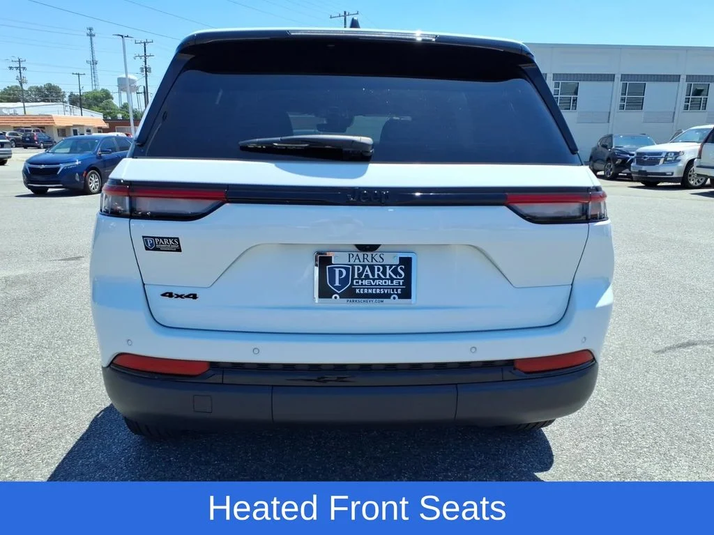 Used 2025 White/off-white Jeep Altitude image 31