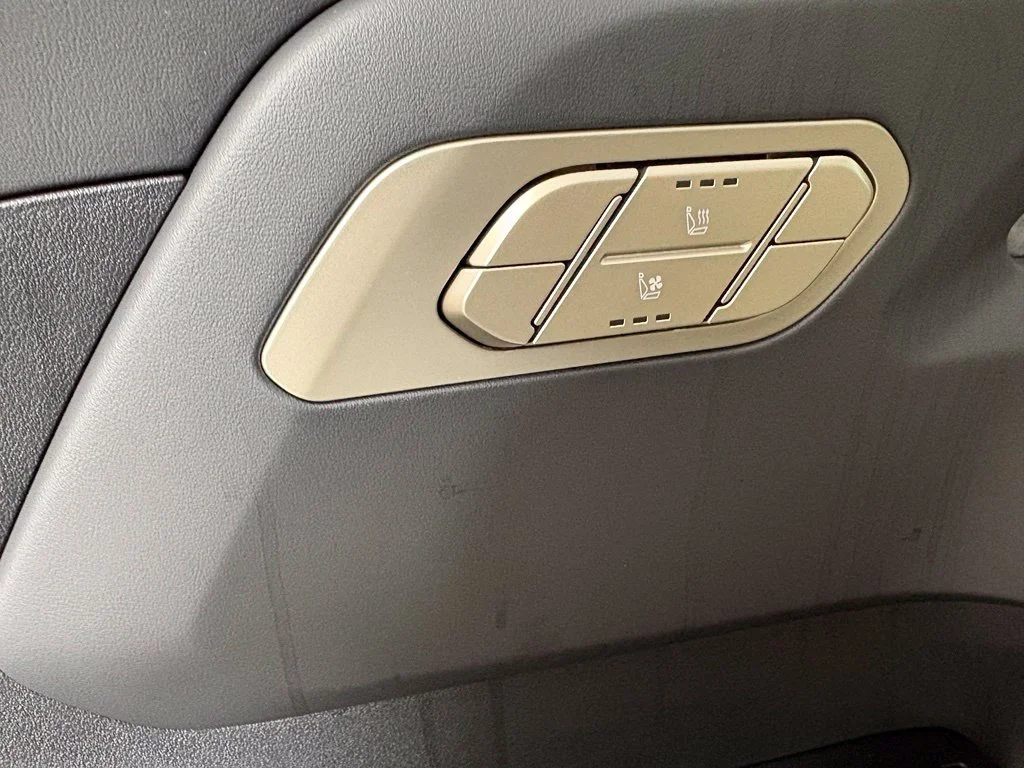 New 2027 Glacial White Pearl Kia EX image 22