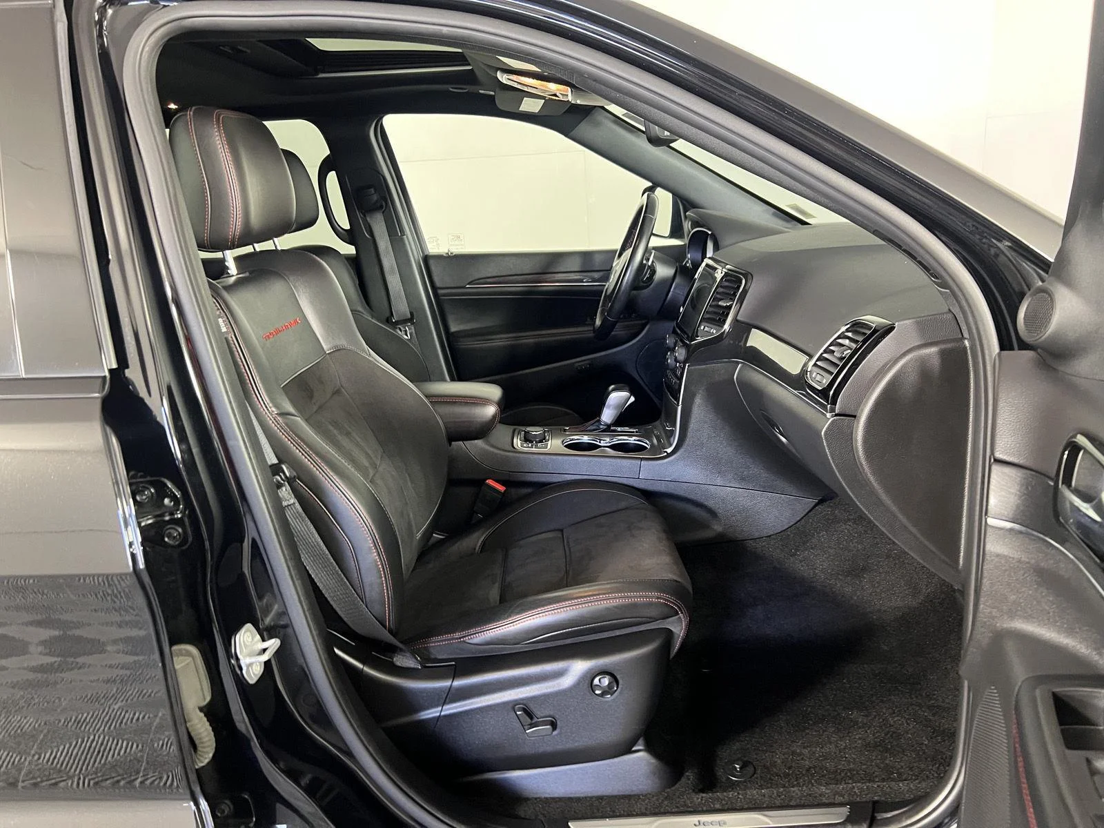 Used 2021 Diamond Black Crystal Pearlcoat Jeep Trailhawk image 14