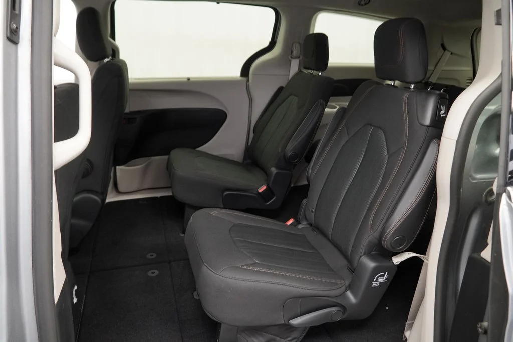 Used 2019 Silver Chrysler Touring Plus image 27