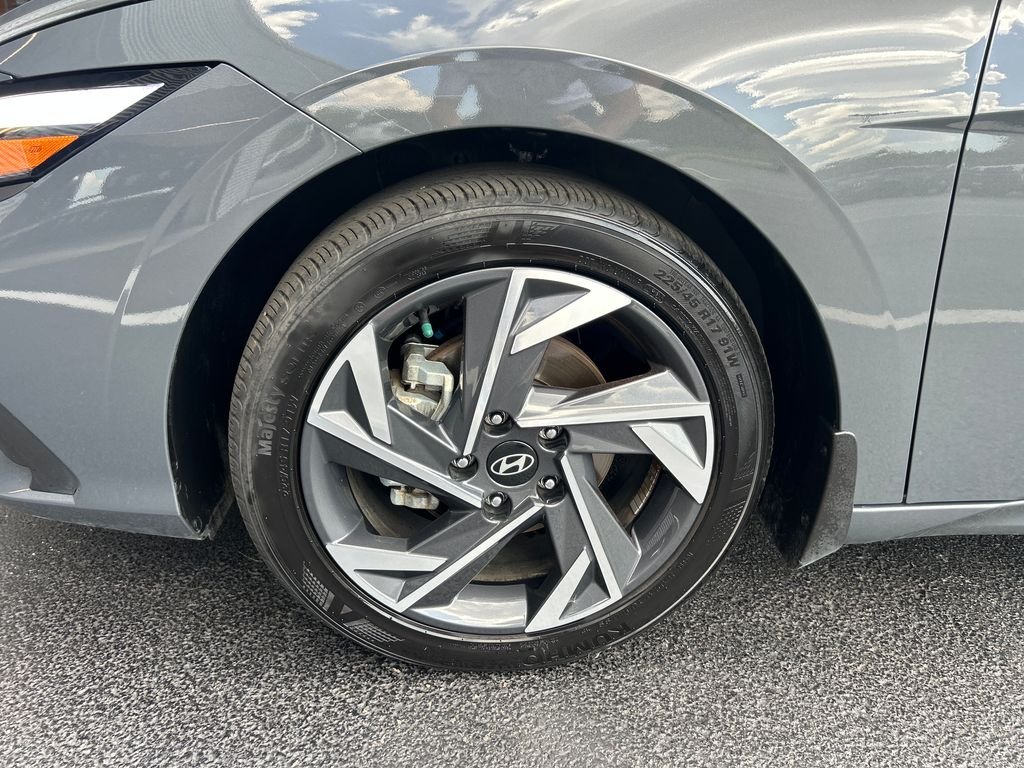 Used 2025 Gray Hyundai SEL Sport image 9