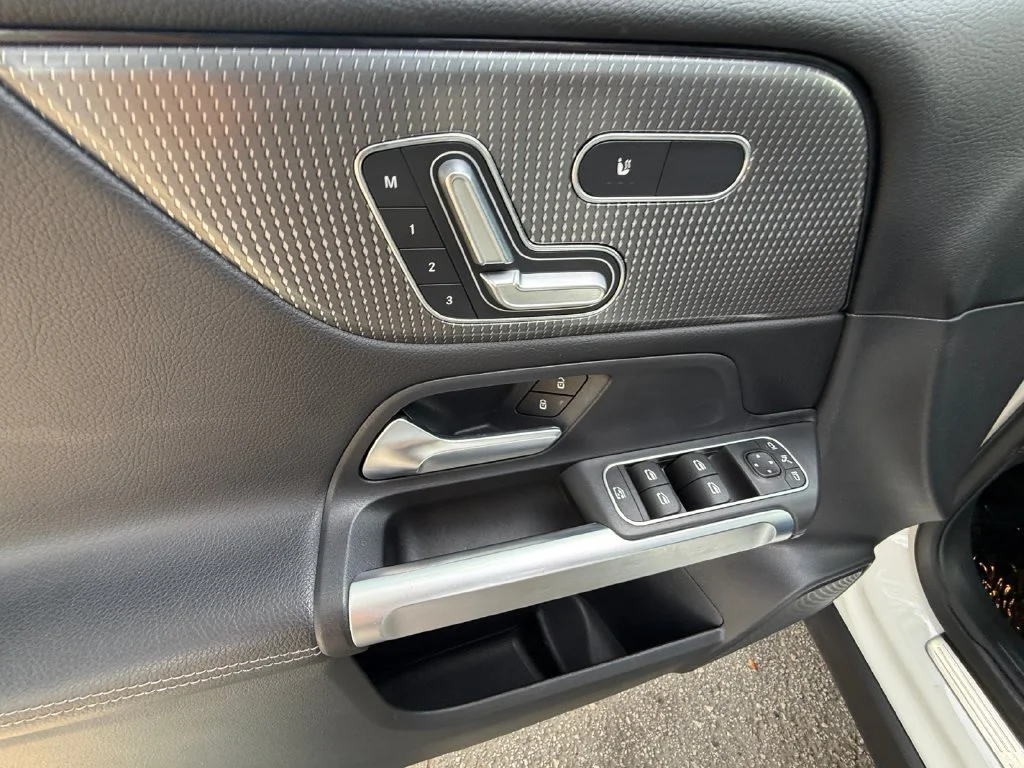 Used 2023  Mercedes-Benz GLB 250 image 11