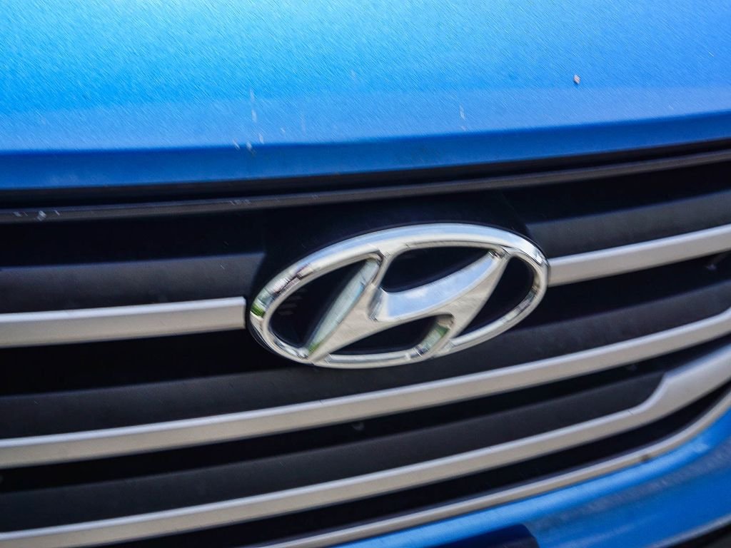 Used 2017 Blue Hyundai SE Plus image 11