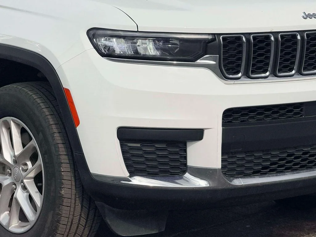 Used 2023 White/off-white Jeep Laredo image 5
