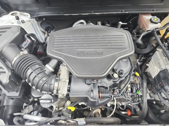 Used 2023 White GMC AT4 image 18