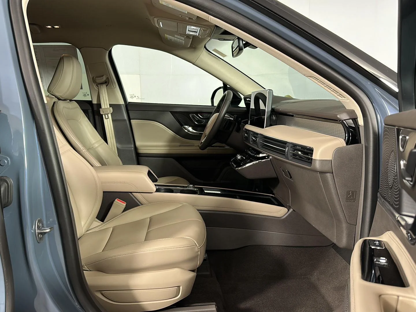 Used 2024 Whisper Blue Metallic Clearcoat Lincoln Premiere image 28