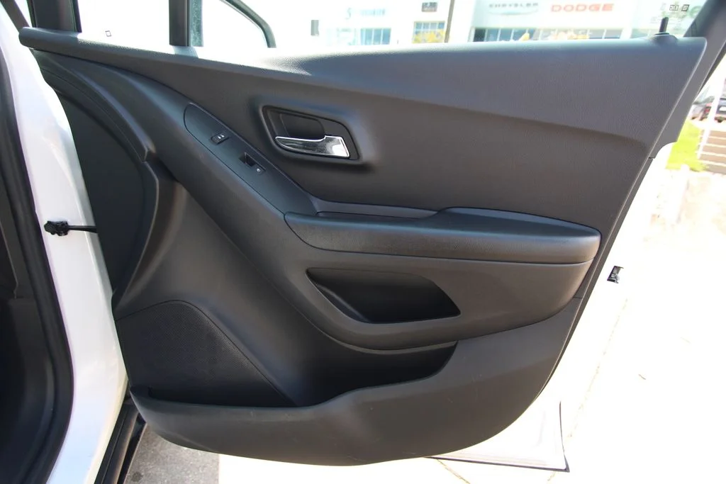 Used 2022 White Chevrolet LS image 32