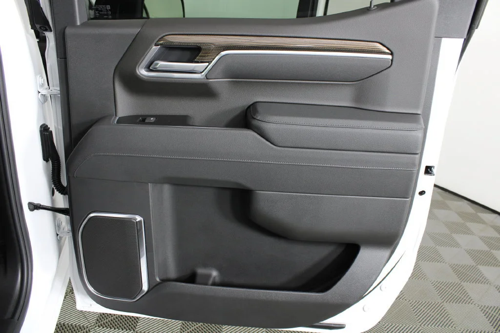 New 2026 Summit White Chevrolet LT (2FL) image 9