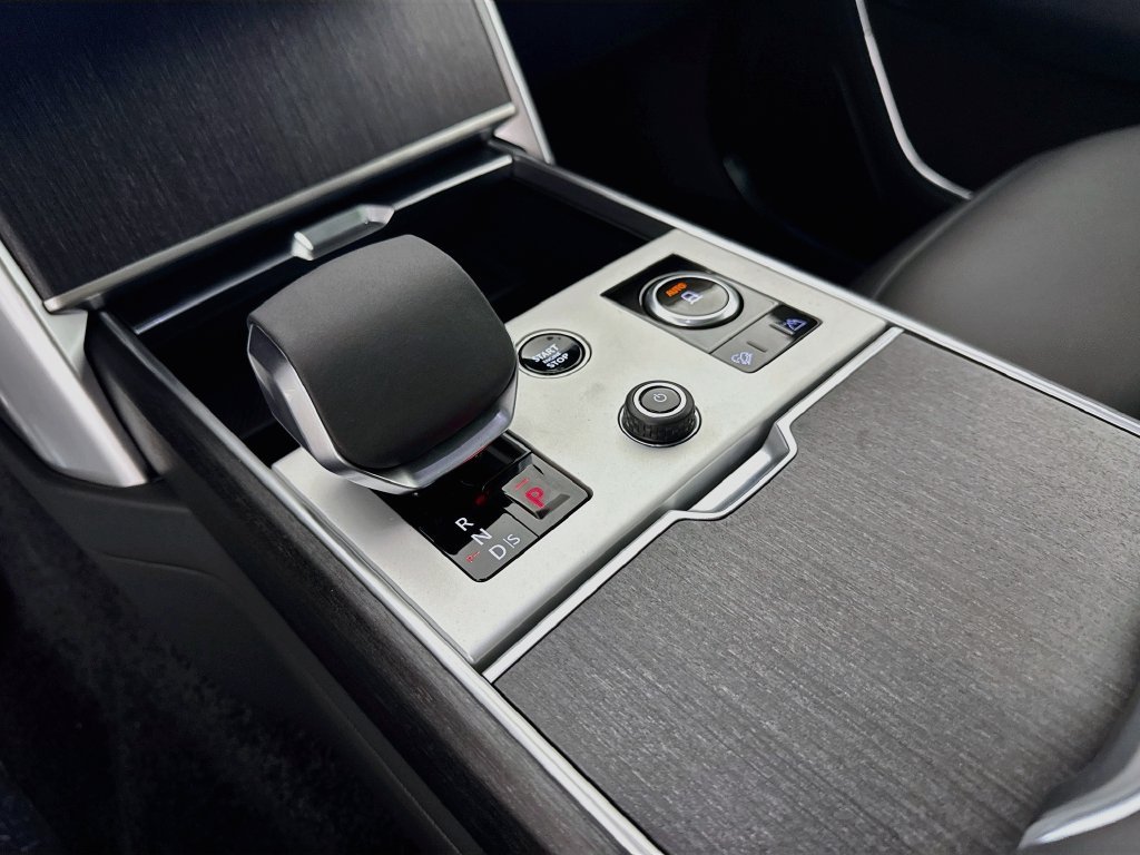 New 2027 Santorini Black Land Rover SE image 17