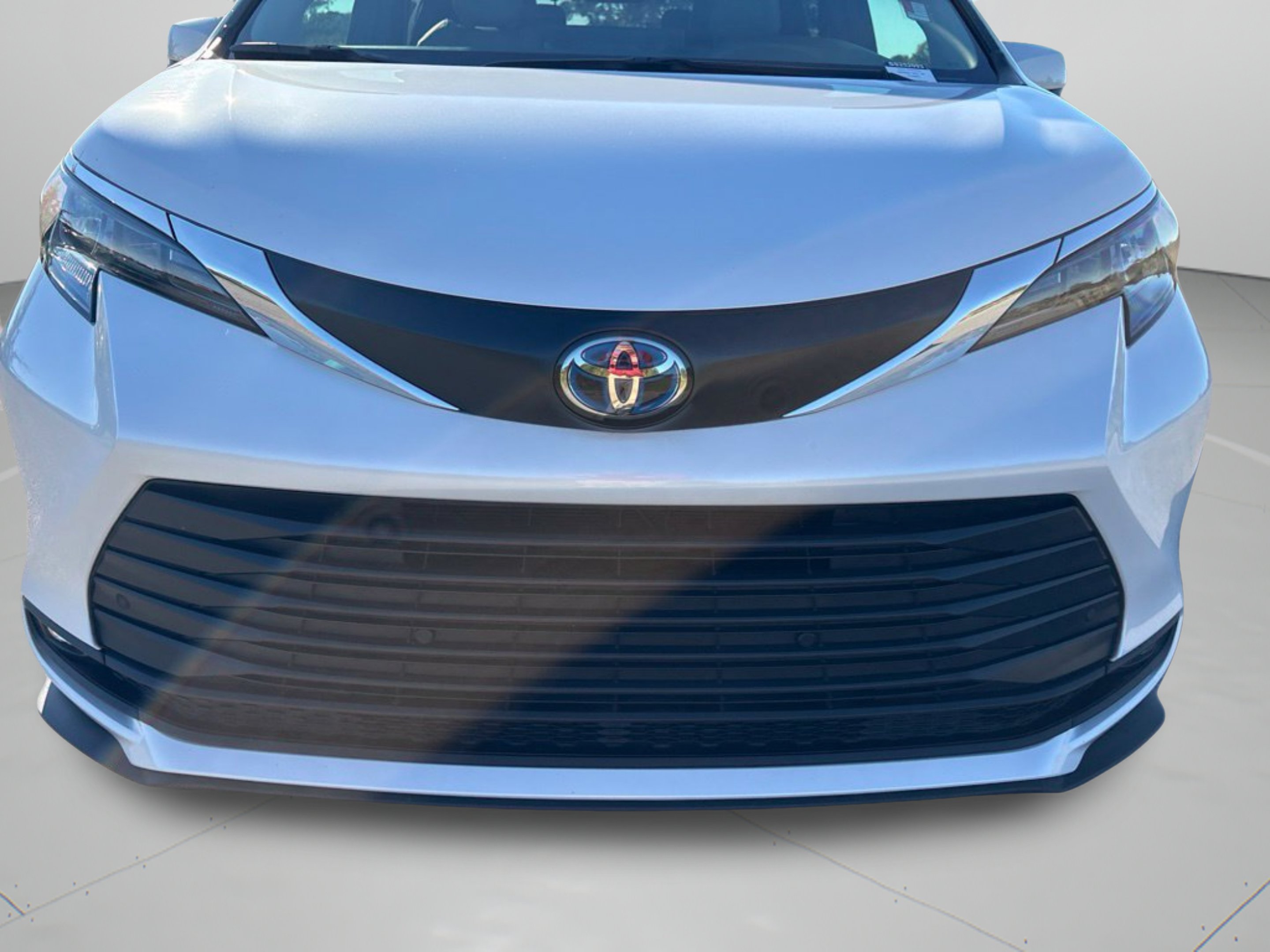 Used 2025 Pearl Toyota XLE image 30