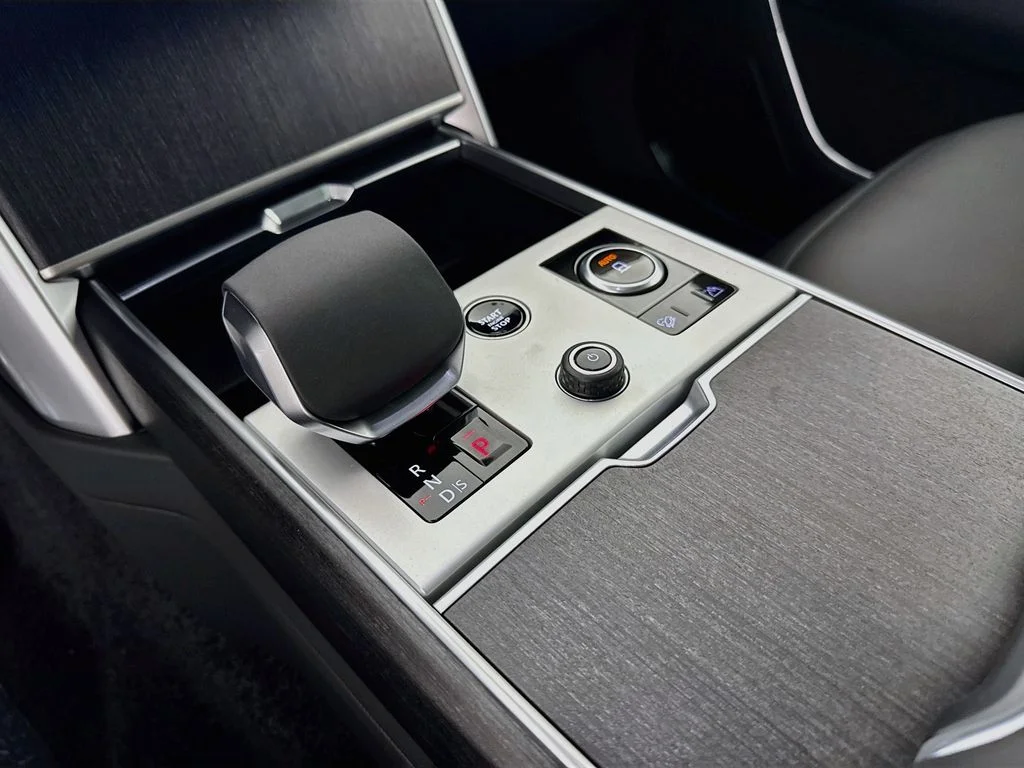 New 2027 Santorini Black Land Rover SE image 17