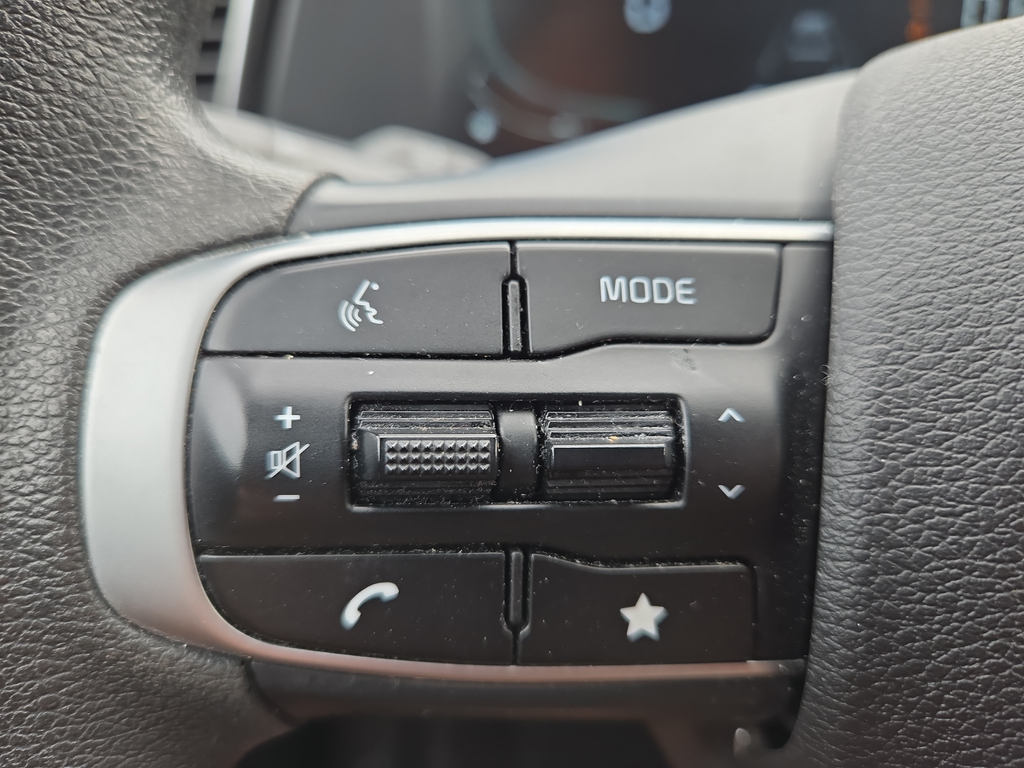 Used 2023 White Kia LX image 26