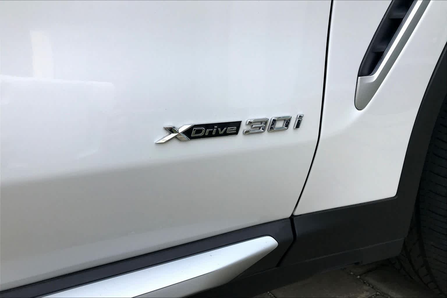 Used 2018 Mineral White Metallic BMW xDrive30i image 9