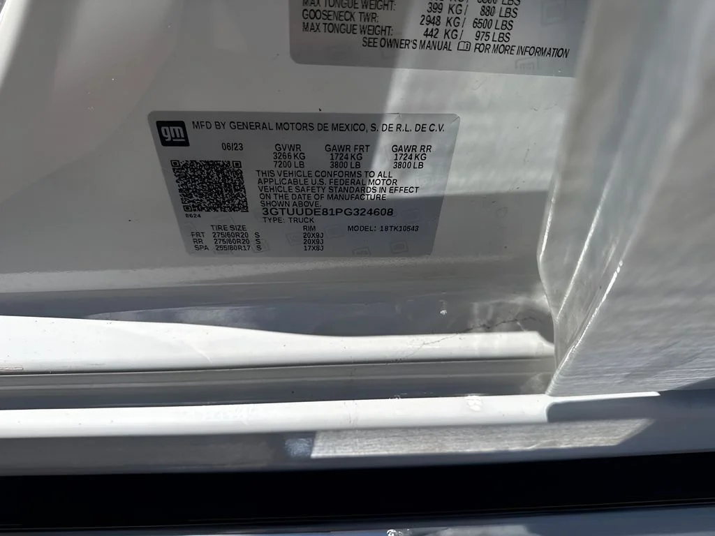 Used 2023 White GMC SLT image 39