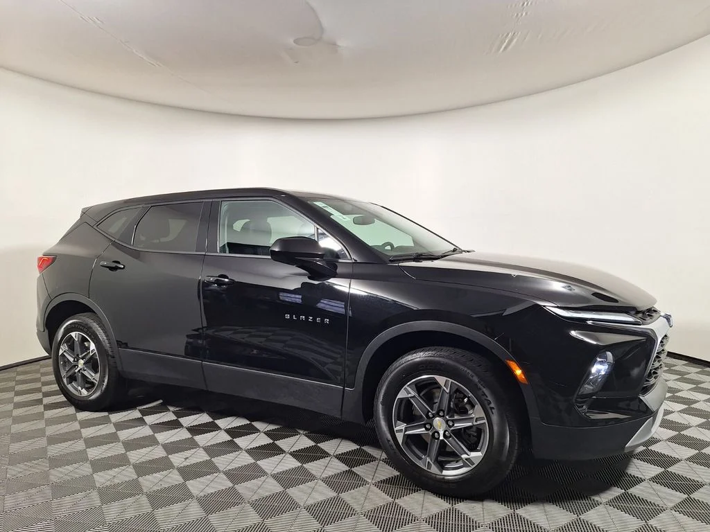 Used 2025 Black Chevrolet LT image 3