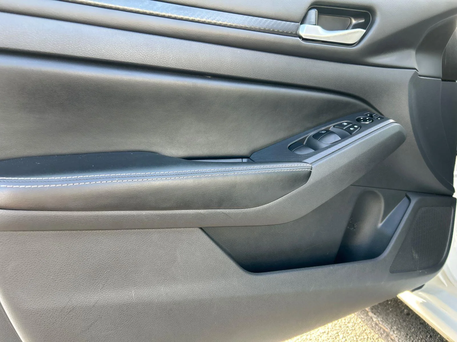 Used 2025 Glacier White Nissan SV image 19