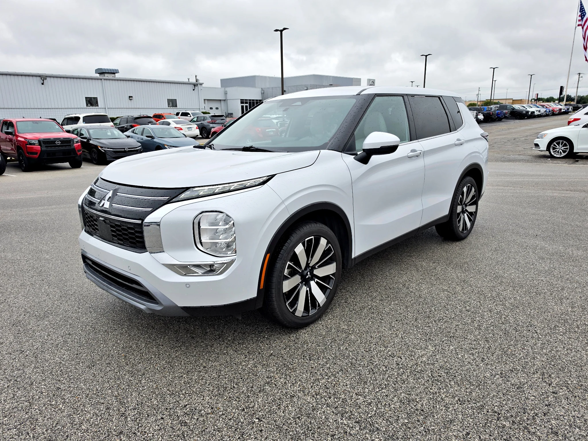 Used 2025 White Diamond Mitsubishi SE image 1