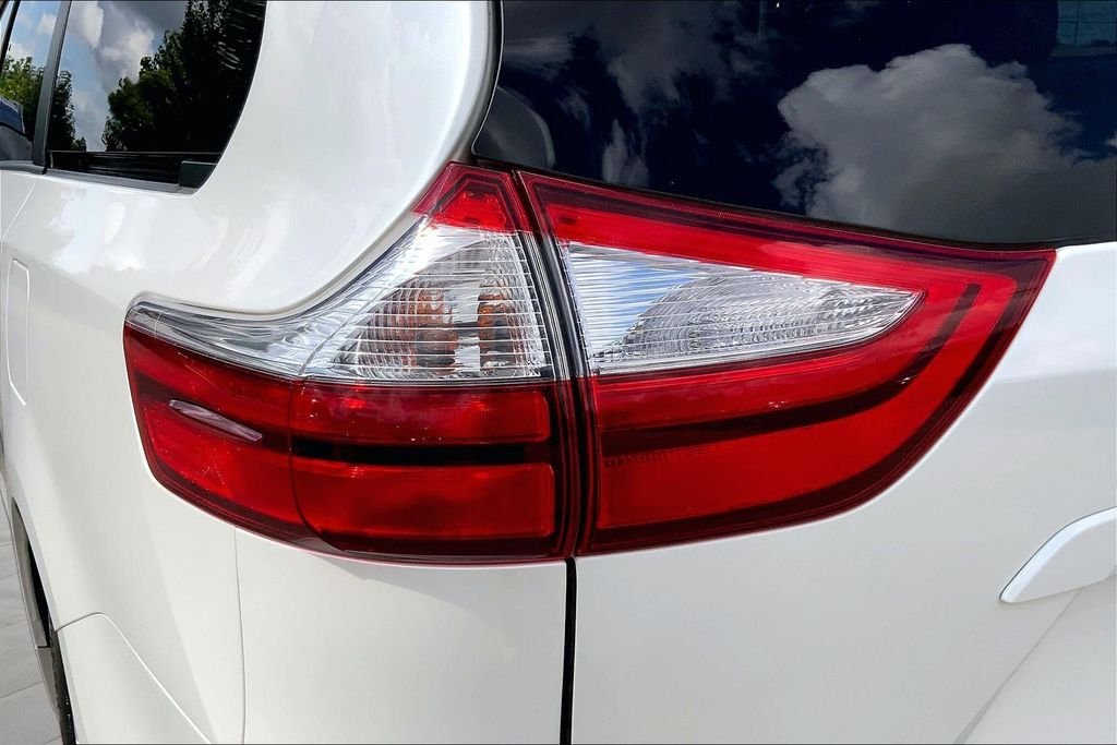Used 2015 White Toyota XLE Premium image 22