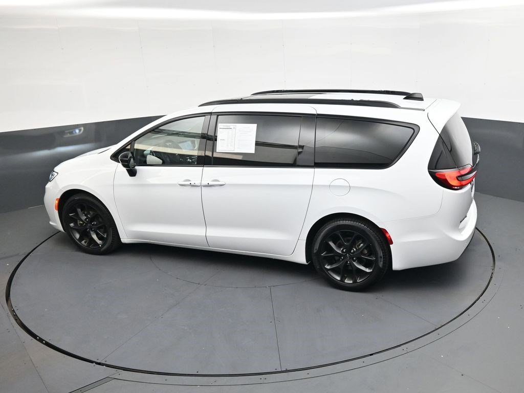 Used 2025 Bright White Clearcoat Chrysler Limited image 30