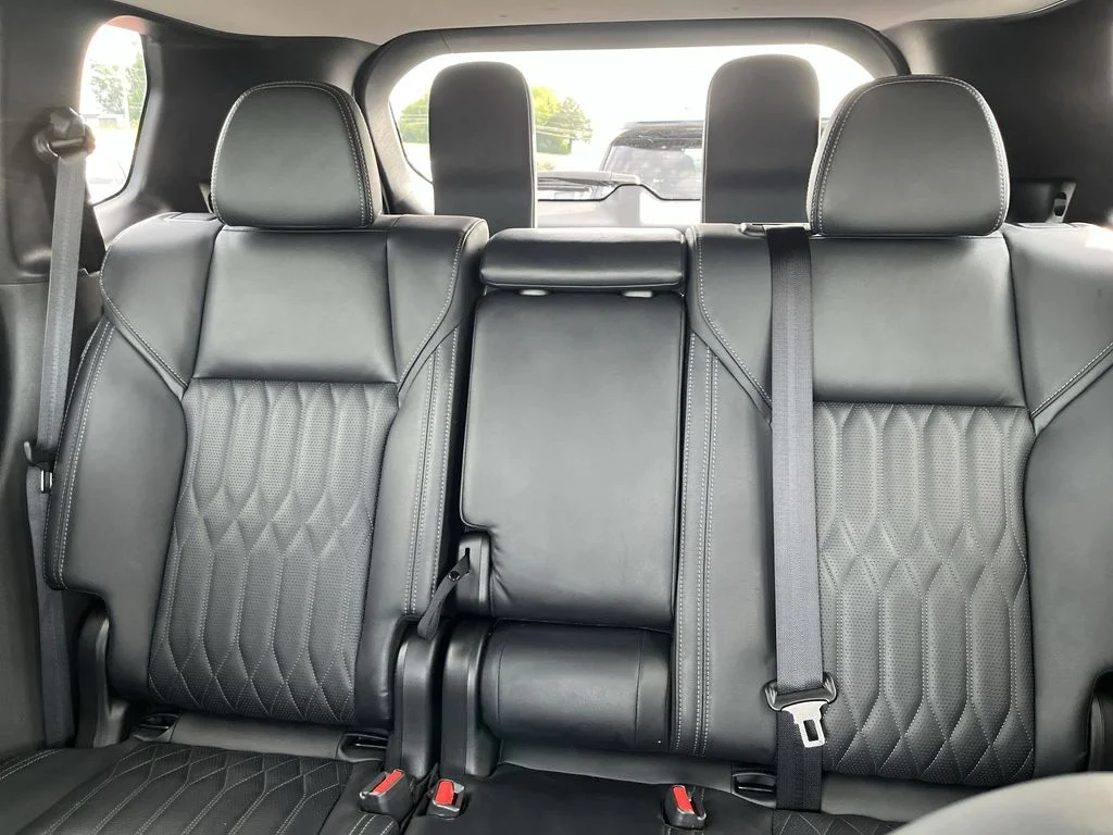 Used 2025 Silver Mitsubishi SEL image 23