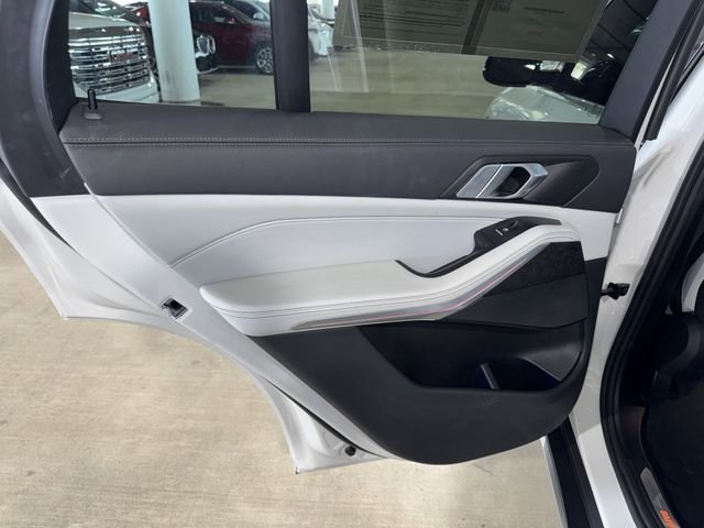 Used 2023 White Metallic BMW sDrive40i image 9