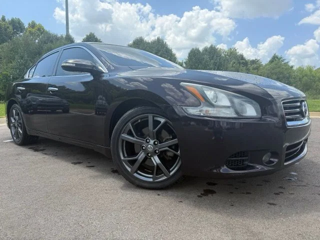 Used 2014 Red Nissan 3.5 SV image 2