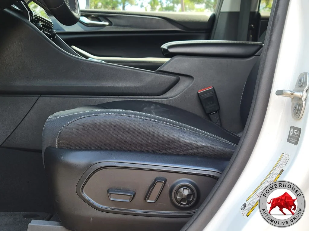 Used 2023 White Jeep Laredo image 24