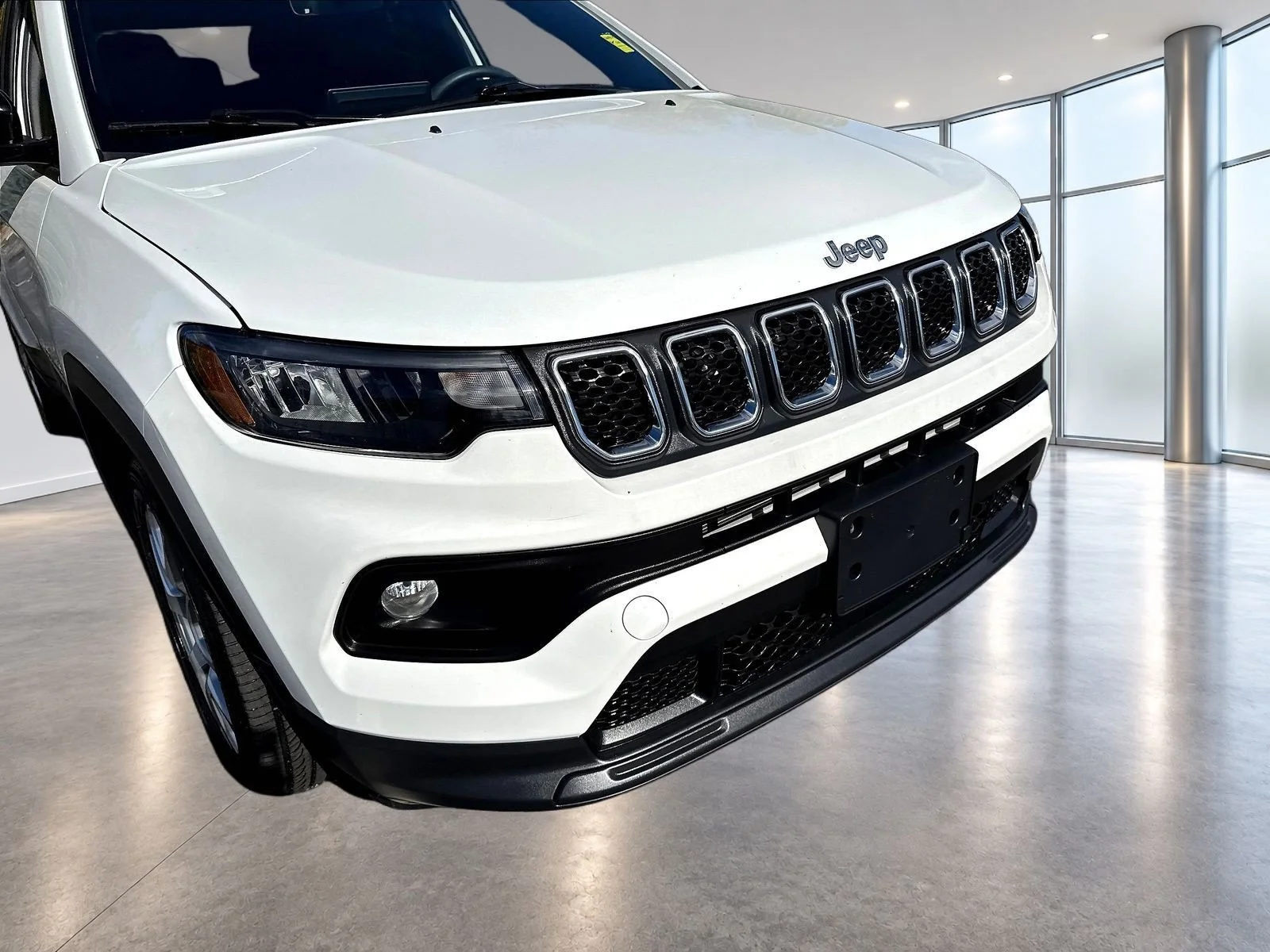 Used 2023 Bright White Clearcoat Jeep Latitude Lux image 34