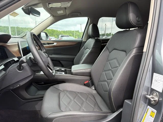 Used 2025  Volkswagen 2.0T SE w/Technology image 21