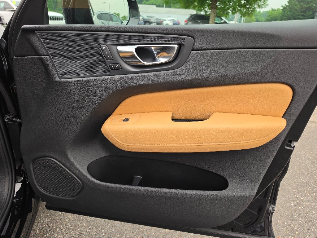 Used 2019 Onyx Black Metallic Volvo T6 Momentum image 26