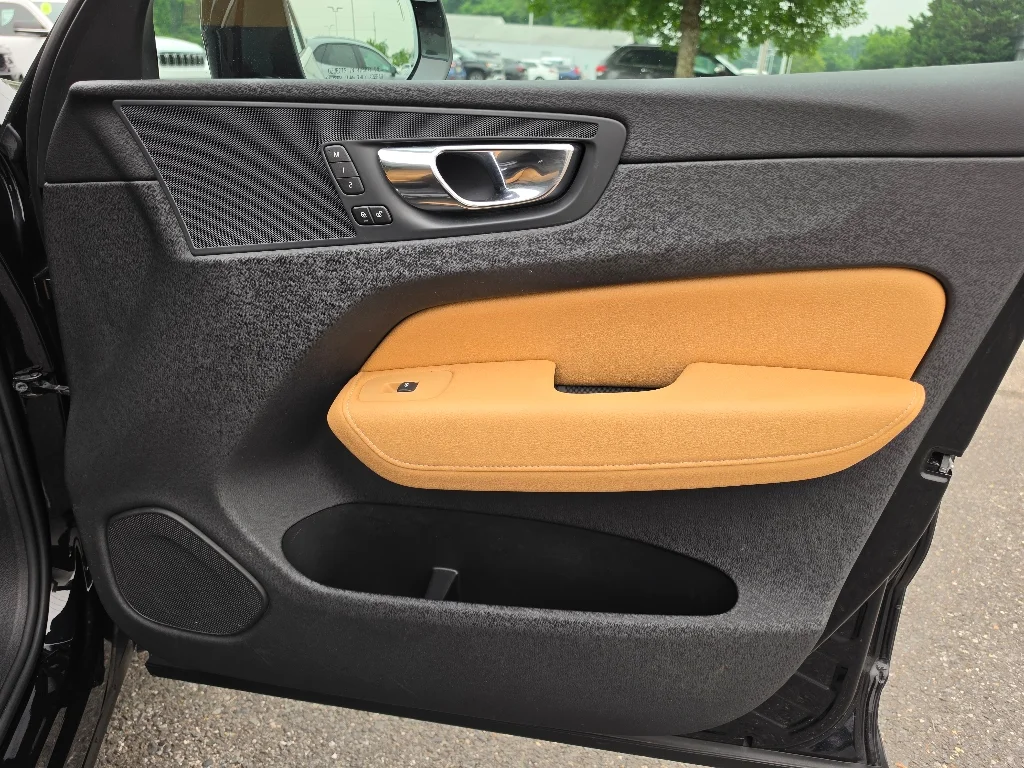 Used 2019 Onyx Black Metallic Volvo T6 Momentum image 26
