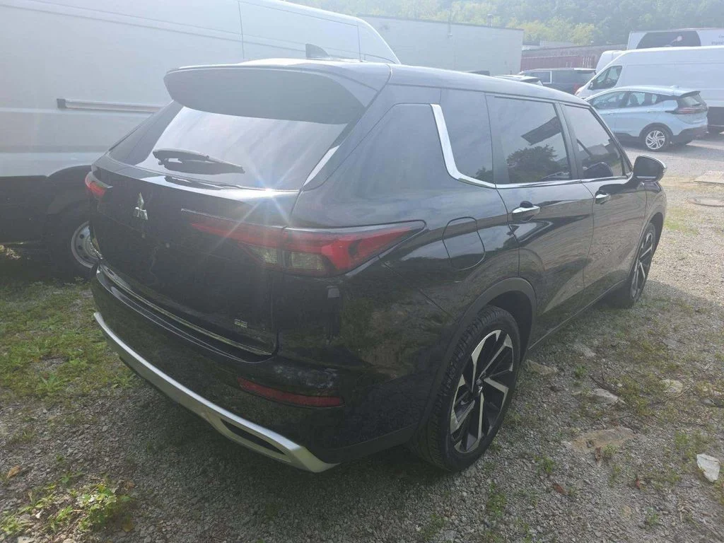 Used 2023 Black Mitsubishi SE image 8