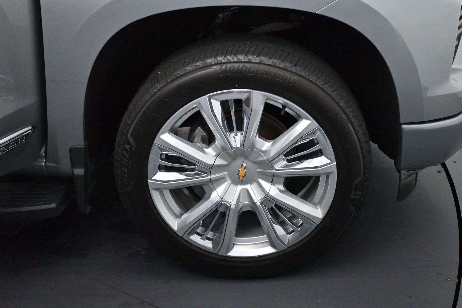 Used 2023 STERLING GRAY METALLIC Chevrolet High Country image 33