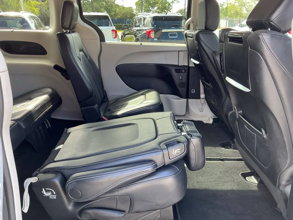 Used 2022 White Chrysler Touring L image 21
